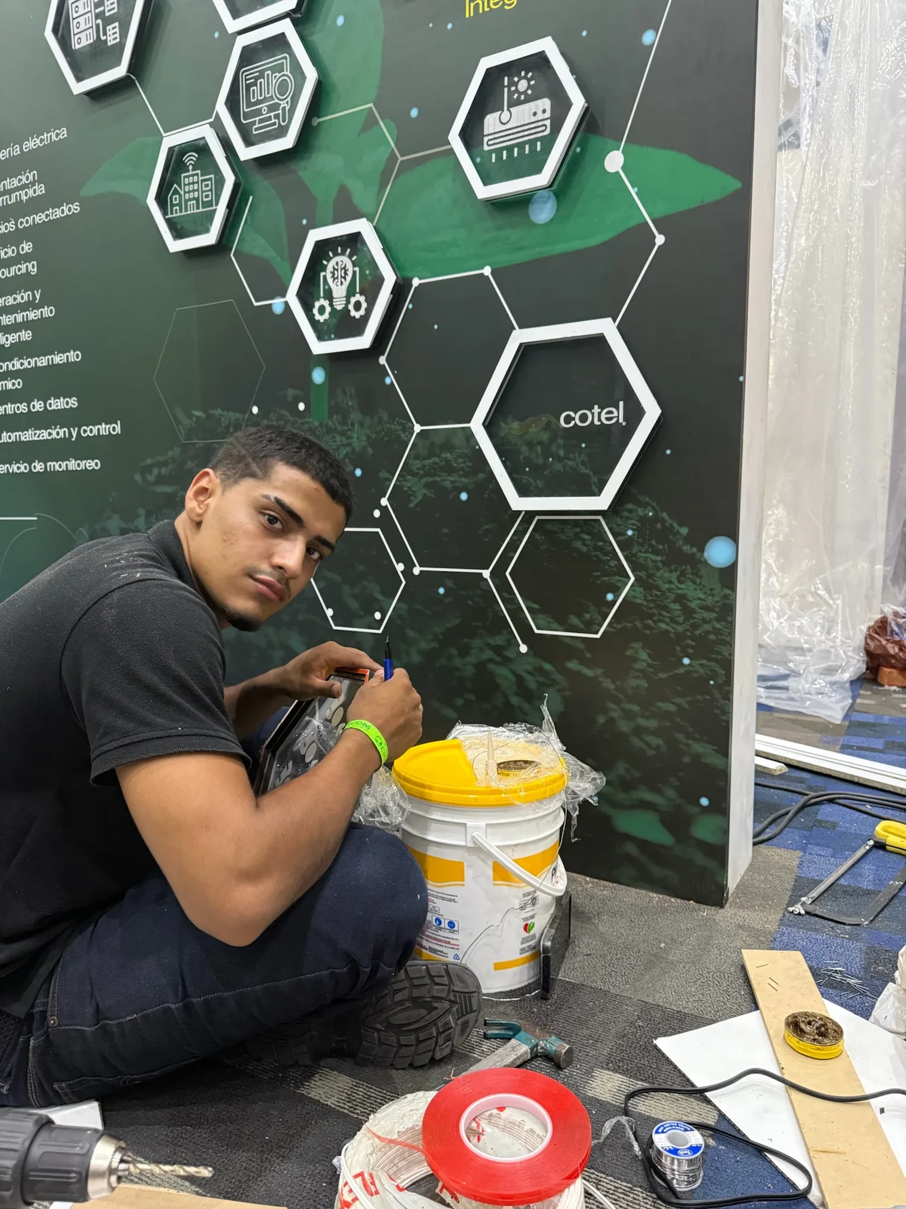Equipo de Gestión Publicitaria trabajando en instalación